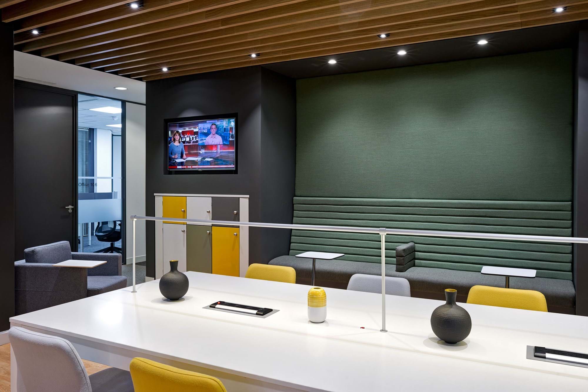 Modus Workspace office design, fit out and refurbishment - Regus - Kensington - Breakout - Regus Kensington 04 web site.jpg
