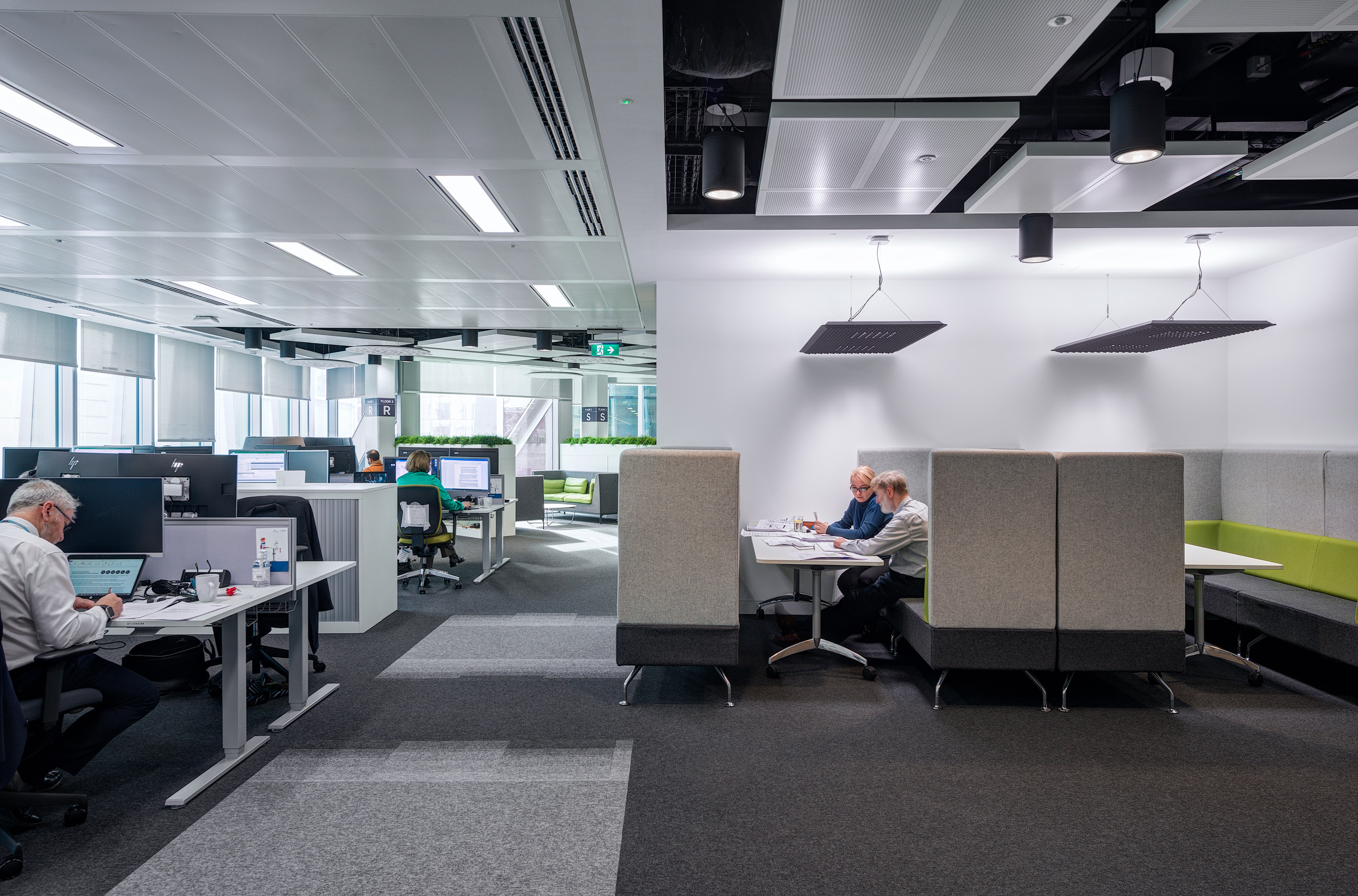 A variety of working stations of Atkins’ Nova North office, with collaborative booths and adjustable heights working desks.