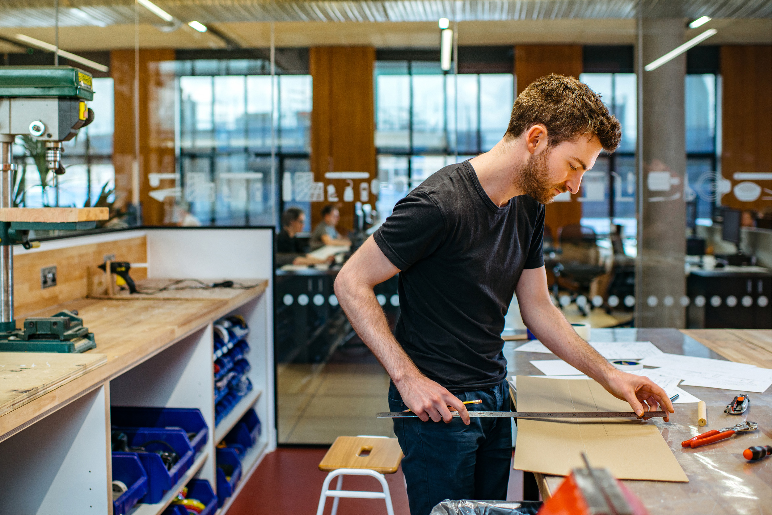 Joseph Joseph with an employee using the design studio to measure materials.