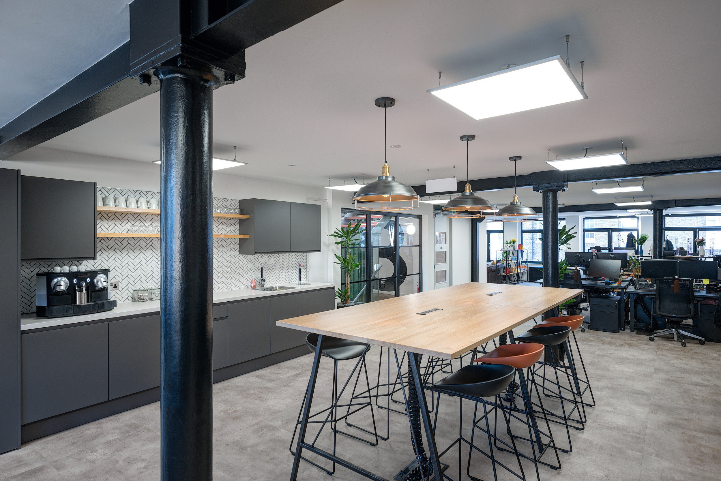 Kayak’s teapoint area, designed by Modus Workspace, includes modern amenities, pendant lighting, and communal seating, making it a functional and welcoming environment for employees.
