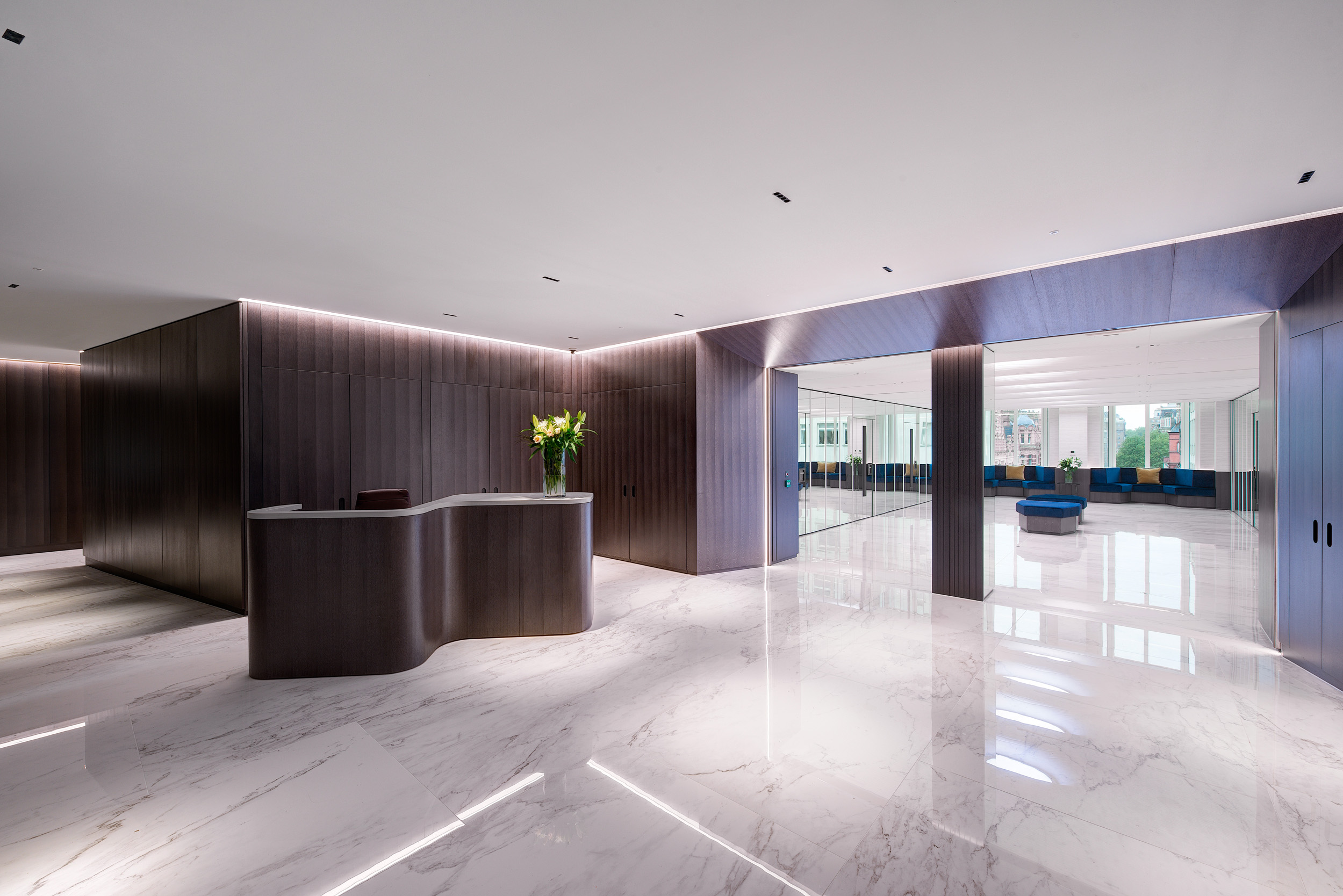 Vedanta’s reception area features marble flooring, a custom wood-panelled desk, and minimalist lighting. Designed by Modus Workspace, the clean lines and sophisticated materials create an inviting, professional first impression.