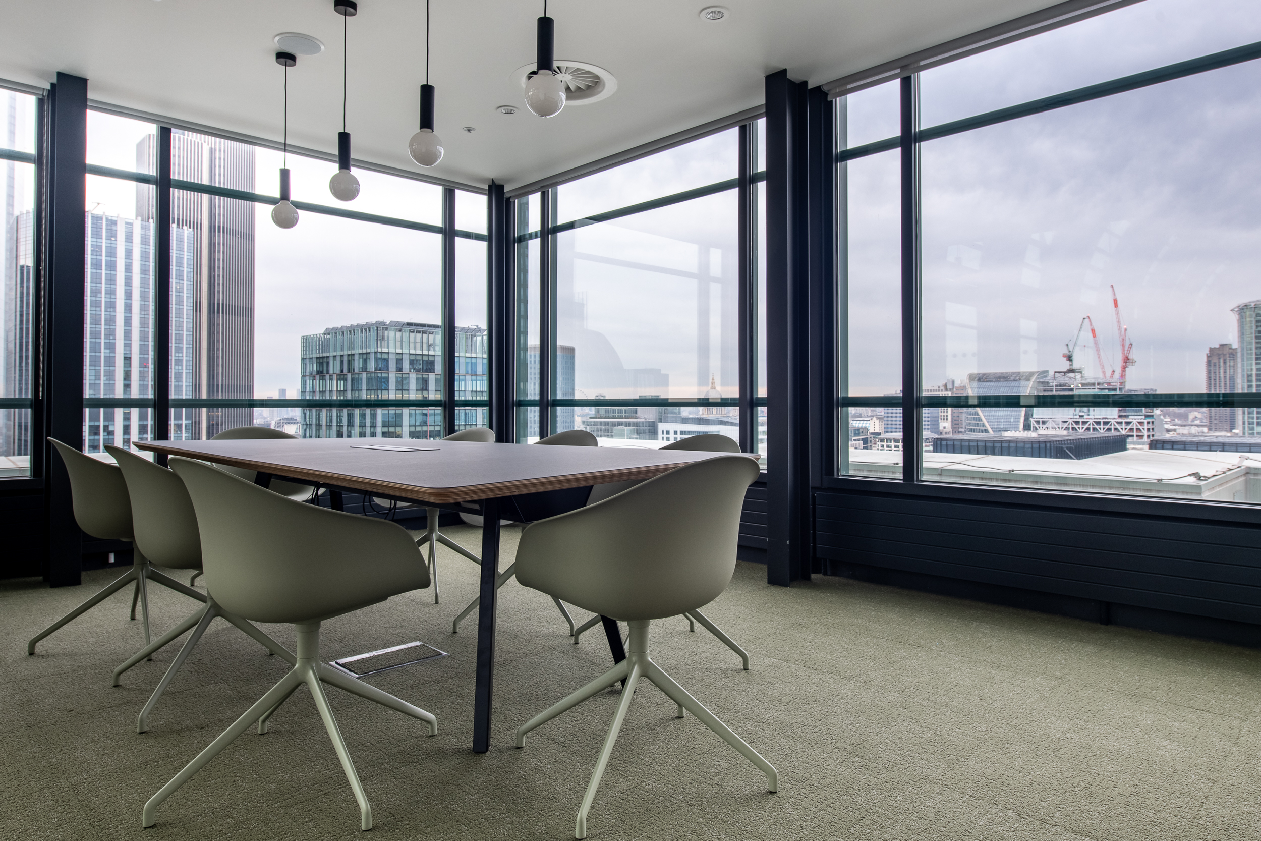 Open glass meeting room at 135 Bishpgate with an immersive view of London
