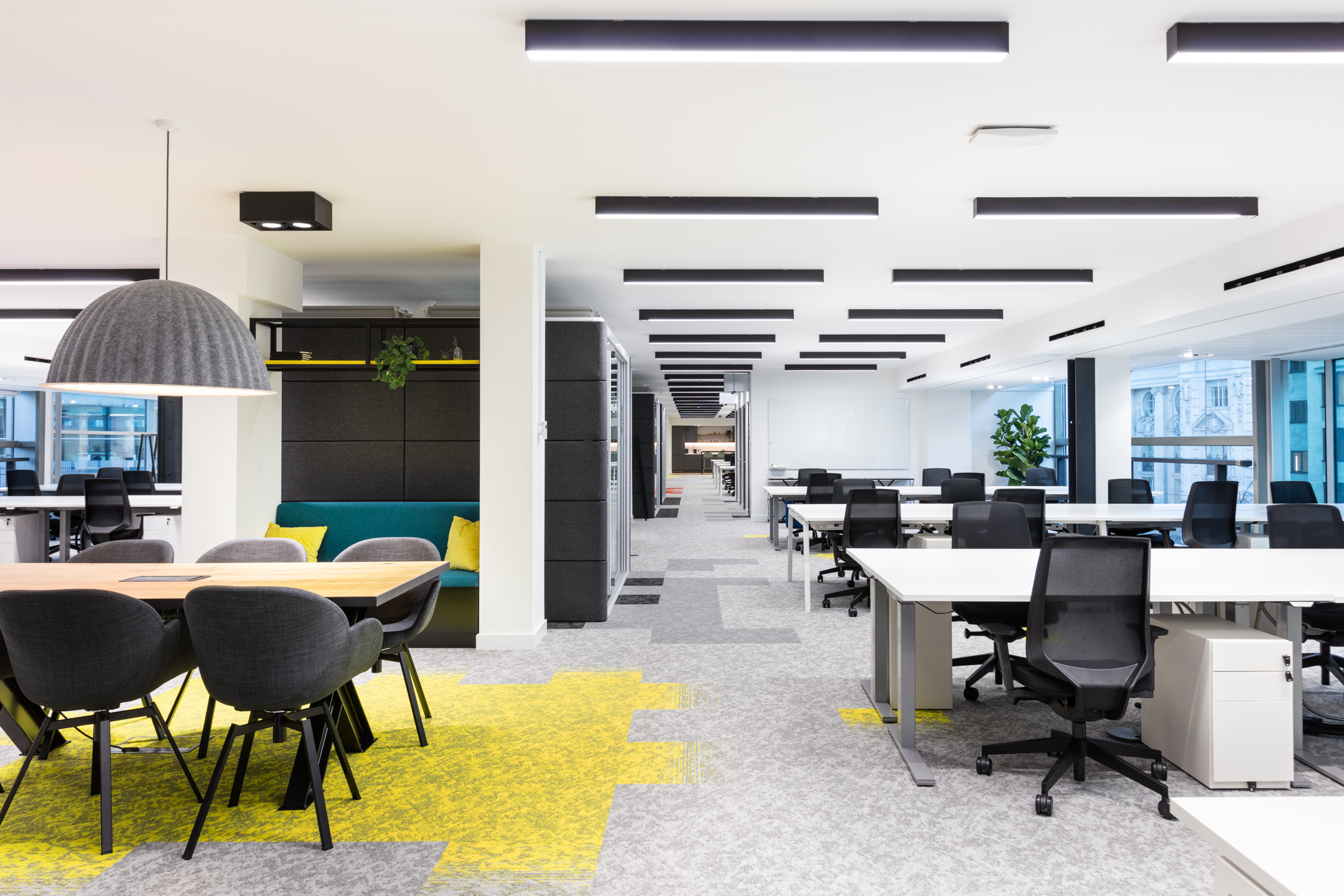 Spacious open workspace design at Knotel High Holborn, featuring modern desks and collaborative seating areas. Designed by Modus Workspace to encourage productivity and flexibility.