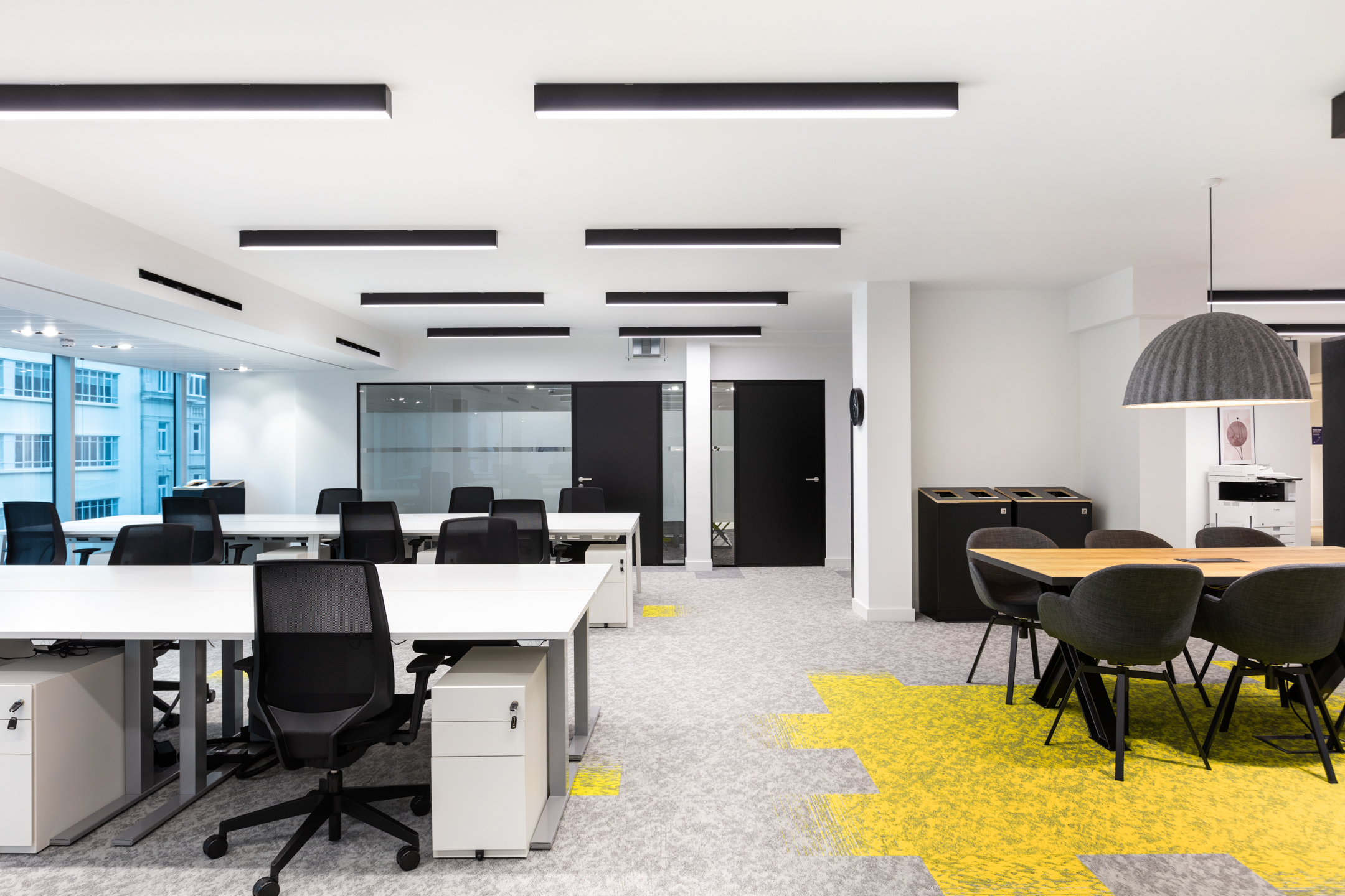 A flexible office layout at Knotel High Holborn with versatile workstations and sleek design elements. Designed by Modus Workspace to enhance collaboration and comfort.