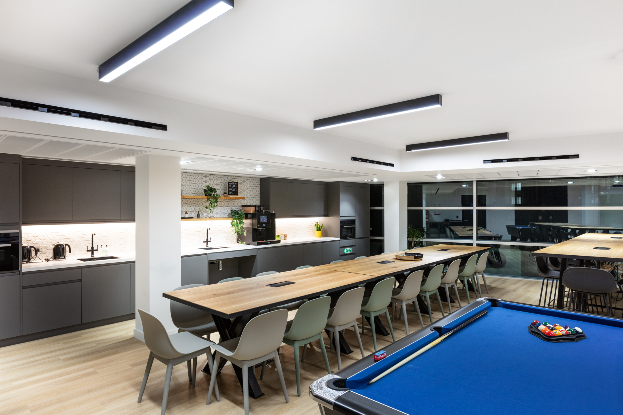 Communal teapoint and dining area at Knotel High Holborn, equipped with modern appliances and ample seating. Designed by Modus Workspace to encourage a sense of community among employees.