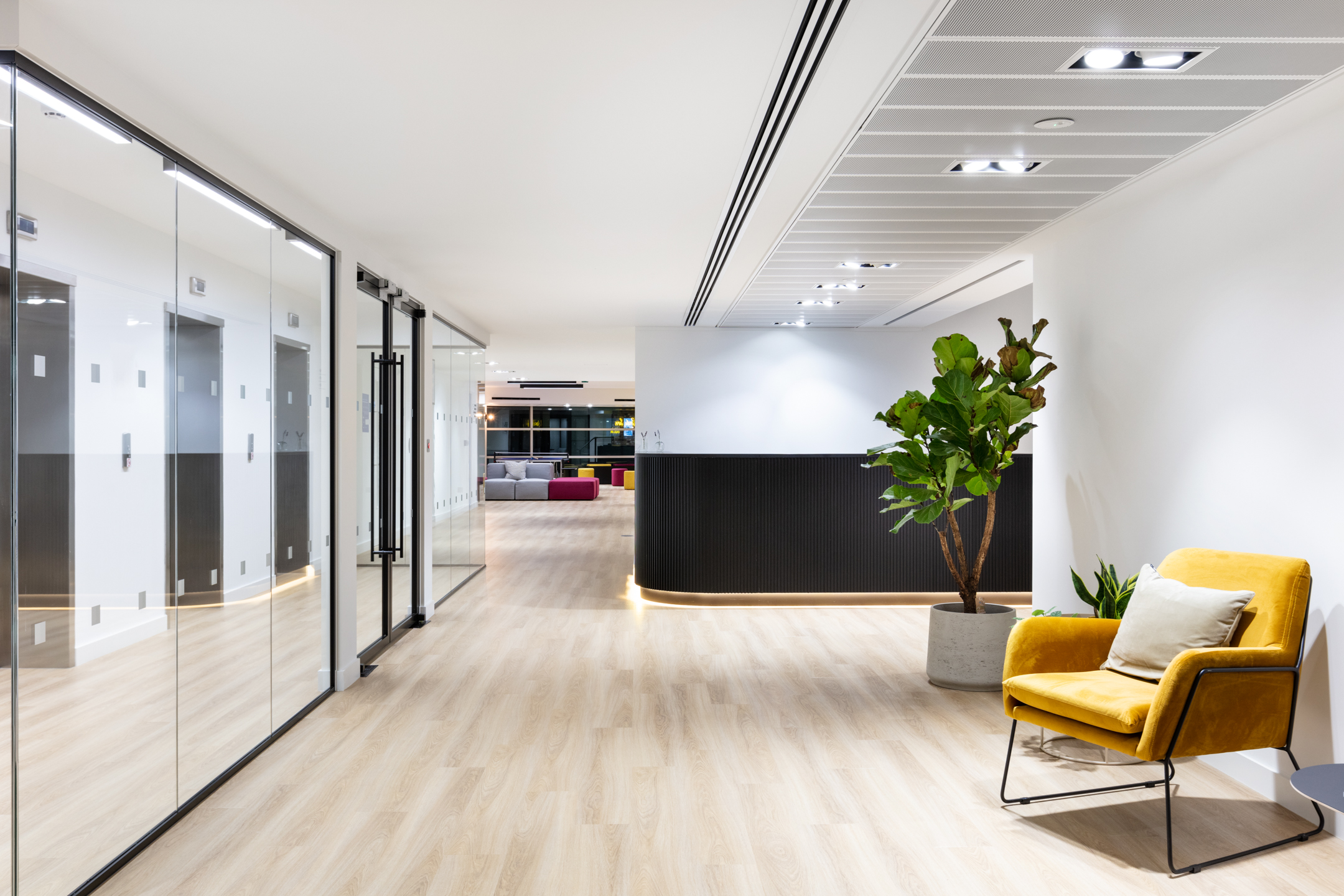 Bright and welcoming reception area at Knotel High Holborn with modern furnishings and stylish decor. Designed by Modus Workspace to create a positive first impression for visitors.