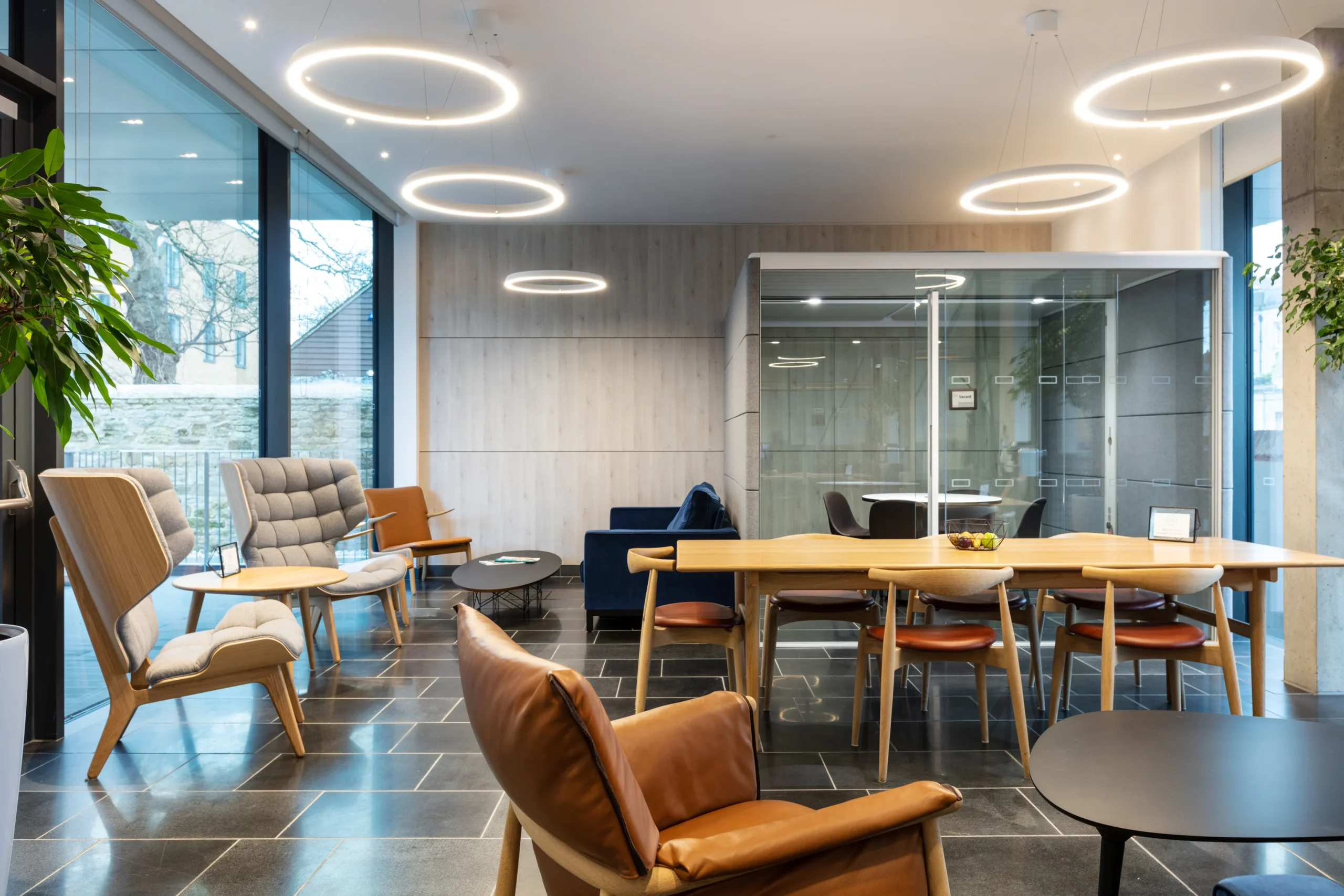 OSI Modern lounge at Oxford Science Enterprises with stylish furniture and ample natural light, promoting relaxation and informal meetings.
