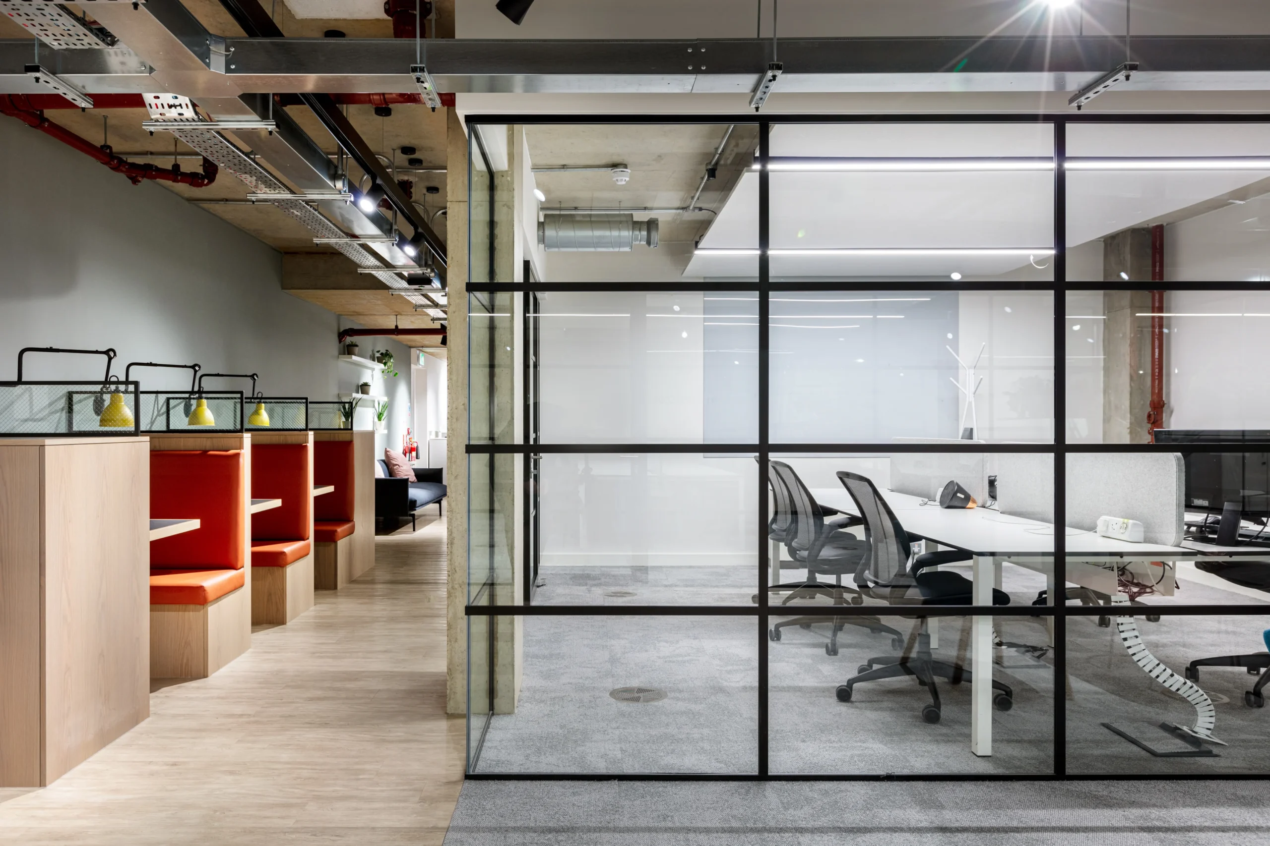 OSE Private meeting room at Oxford Science Enterprises designed with glass partition walls, offering visibility and acoustic privacy.