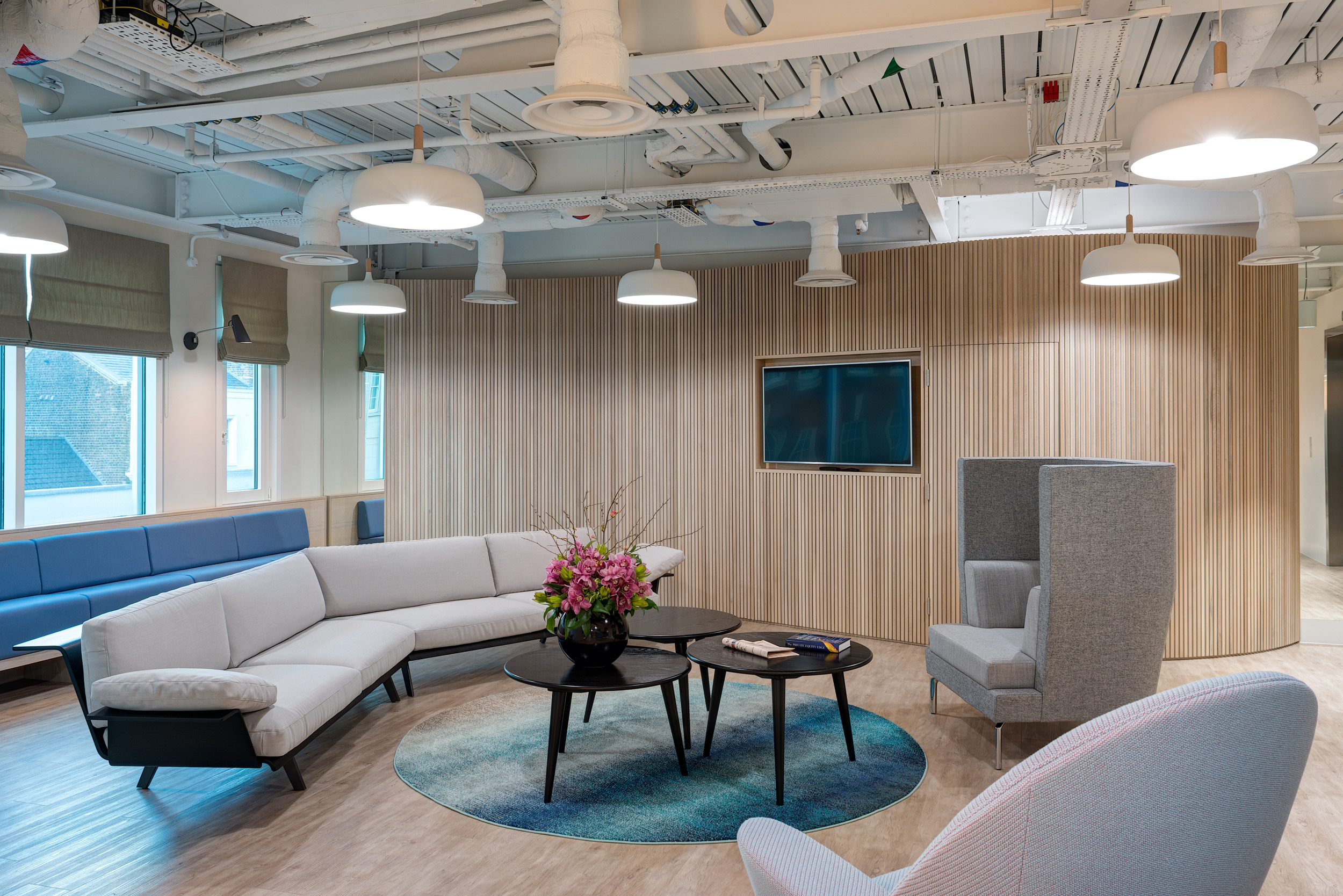 Vitruvian Partners large, open-plan breakout area with modular seating and soft lighting at Vitruvian Partners’ office, perfect for informal gatherings and team discussions.