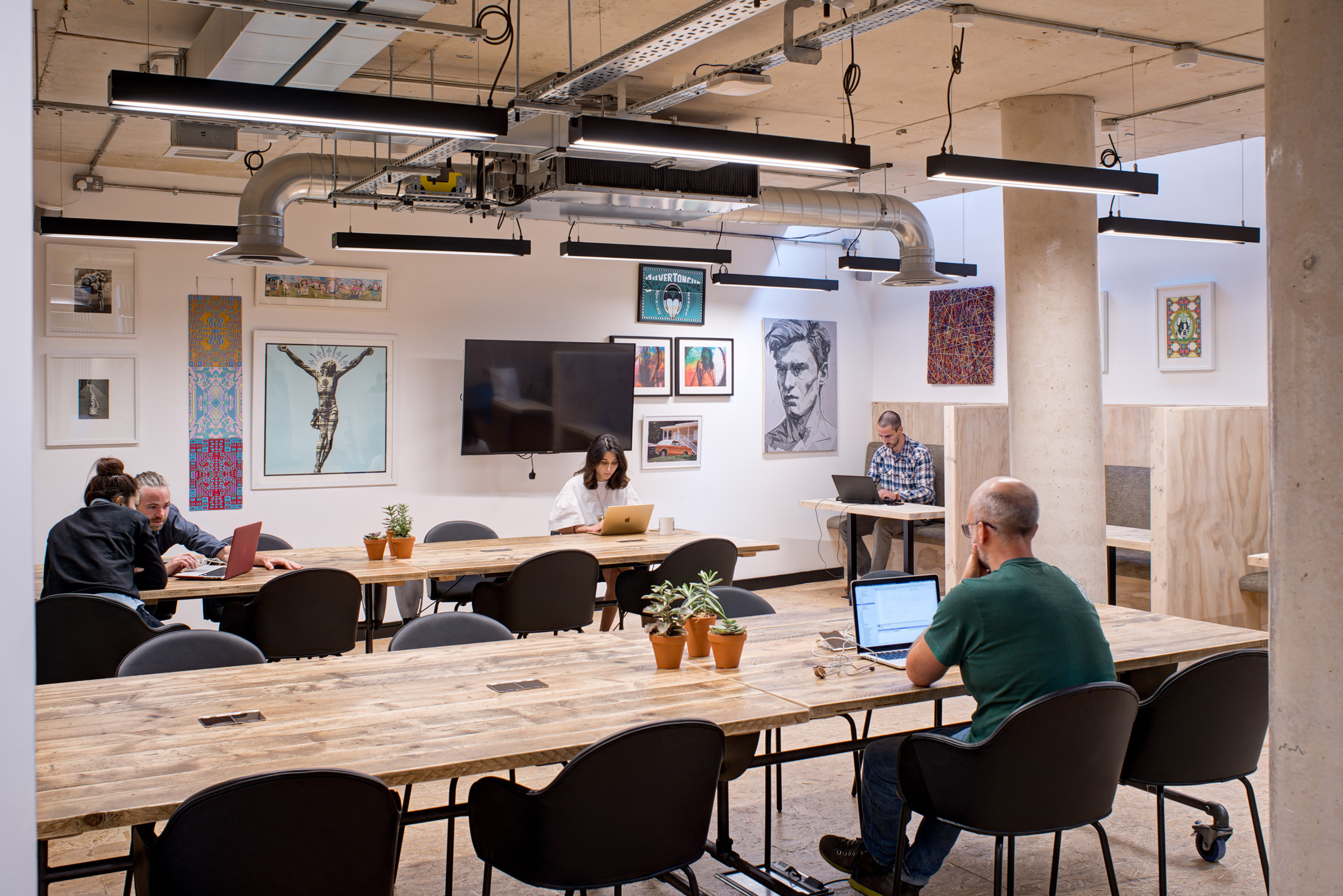 Worklife London Fields open workspace with communal tables and ergonomic seating, designed by Modus Workspace to encourage collaboration and connectivity.