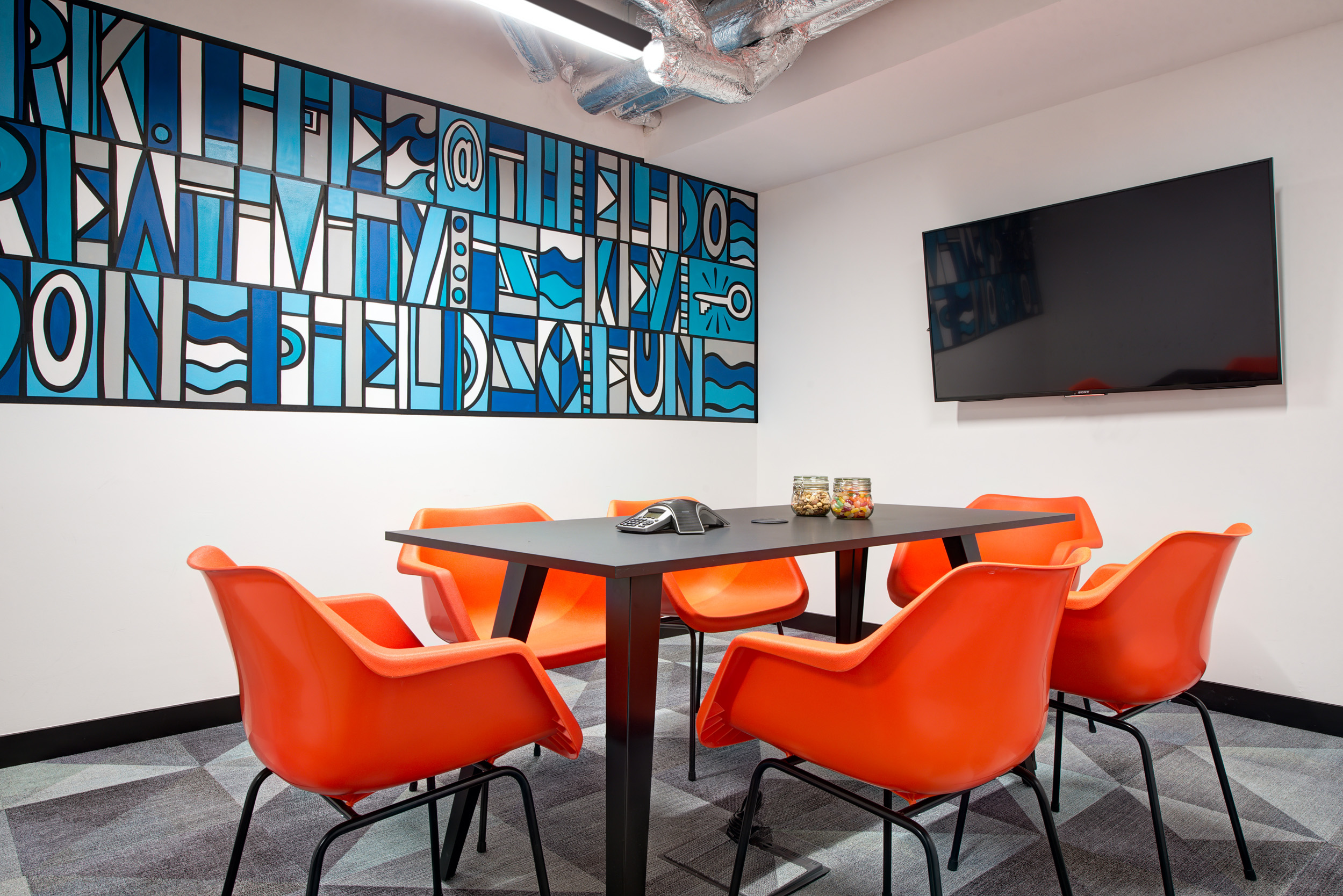 Worklife London Fields Dynamic workstations, designed by Modus Workspace, with open seating arrangements and natural materials to enhance productivity and comfort.